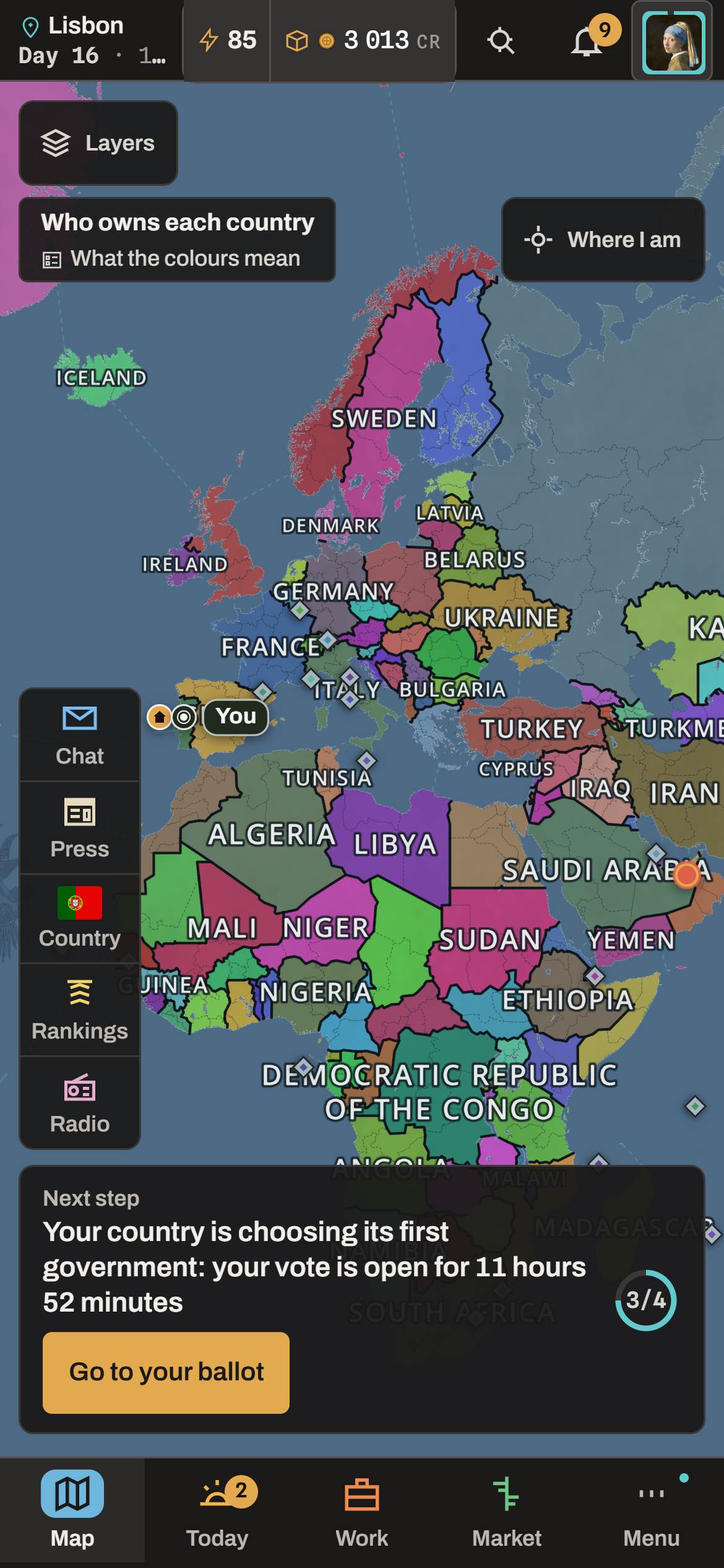 Dieselbe Karte auf dem Handy, mit Europa und Afrika. An der Seite die Werkzeuge, über der unteren Leiste der nächste Schritt: Geh wählen.