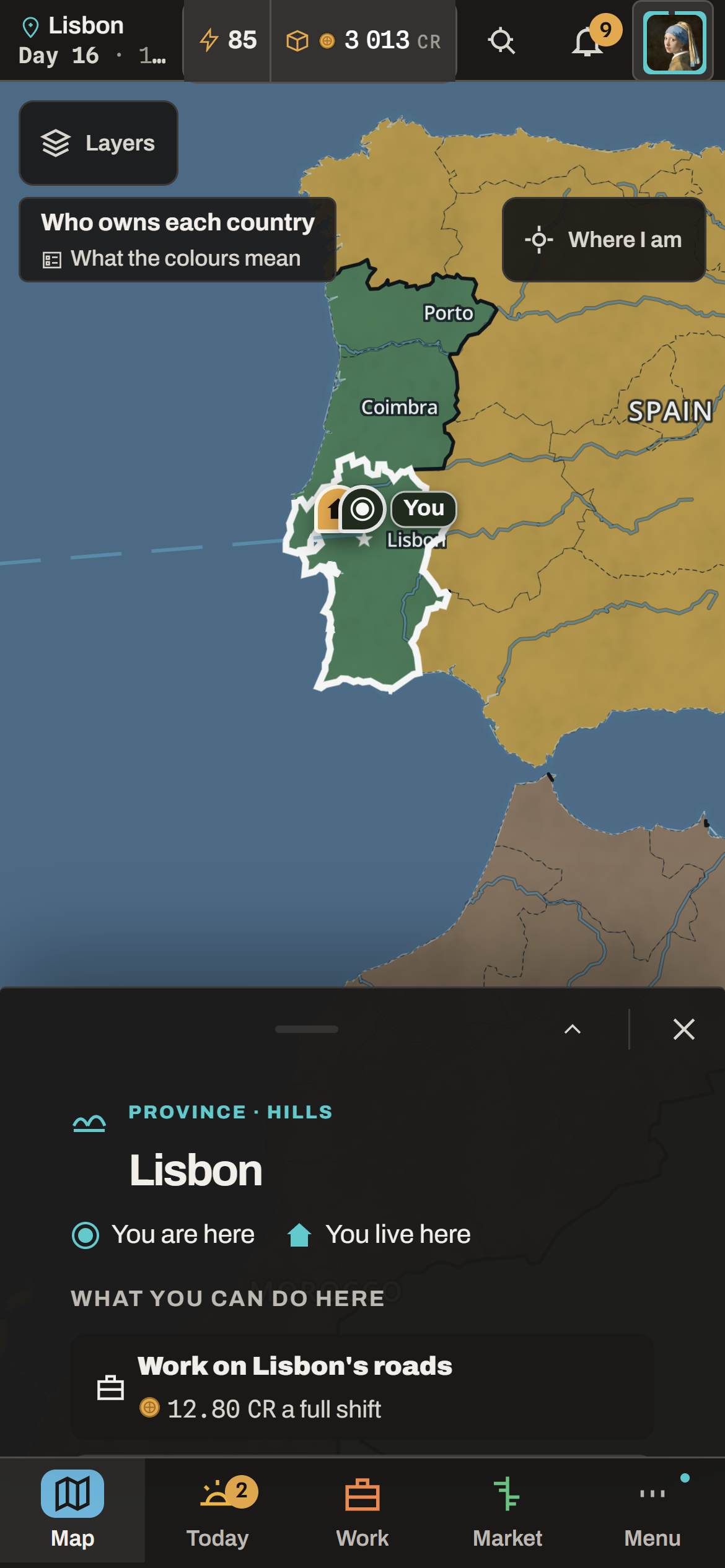 Auf dem Handy ist die Ansicht der Provinz Lissabon über die Karte von Portugal geschoben: Du bist hier, du wohnst hier, und Arbeit an Lissabons Straßen bringt 12,80 Credits pro Schicht.